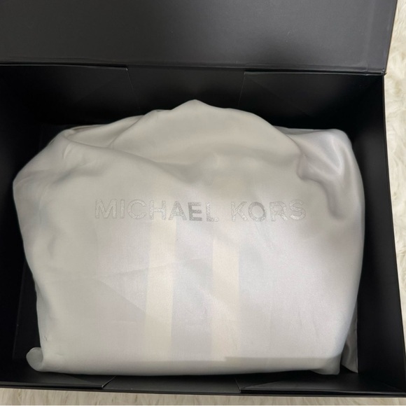 Michael Kors Brown and Gold Crossbody Bag with Luxurious Hardware - Picture 2 of 3